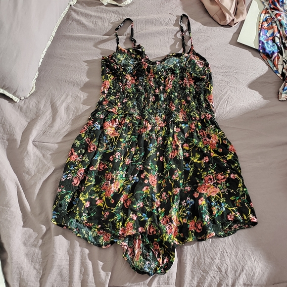 Floral Romper w/ Pockets - Picture 3 of 4